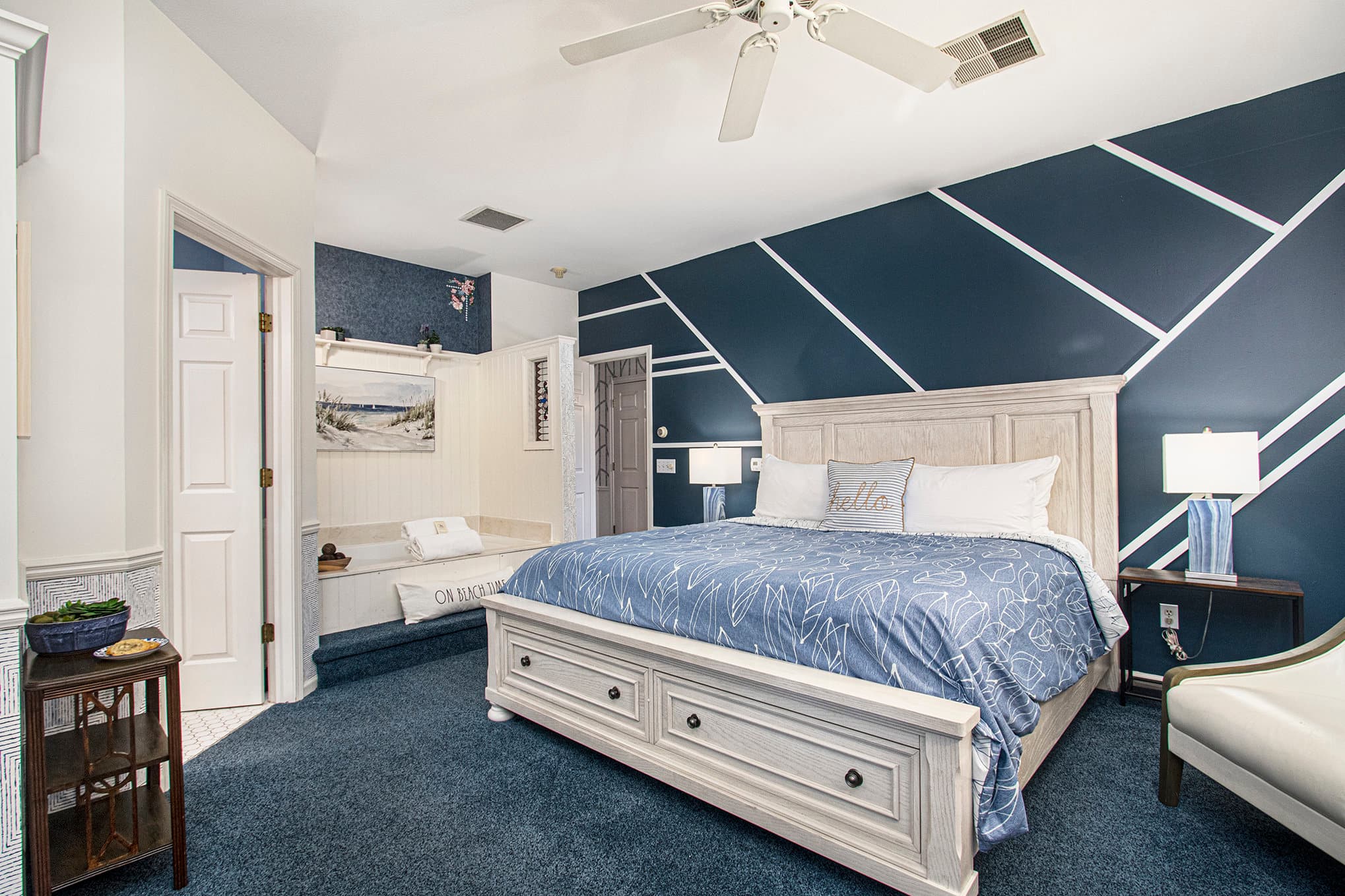 king bed and jacuzzi tub