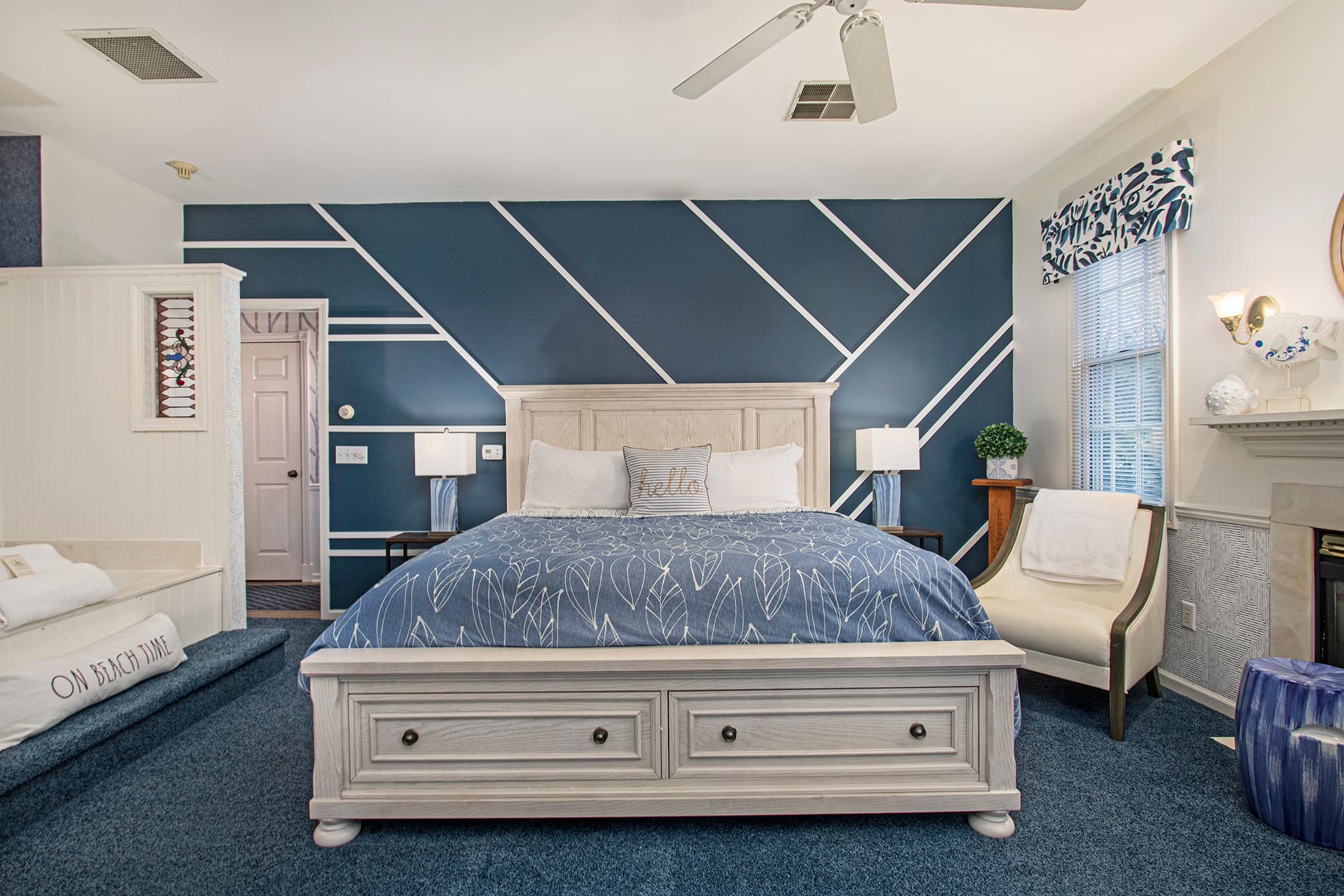 King bed jacuzzi and fire place