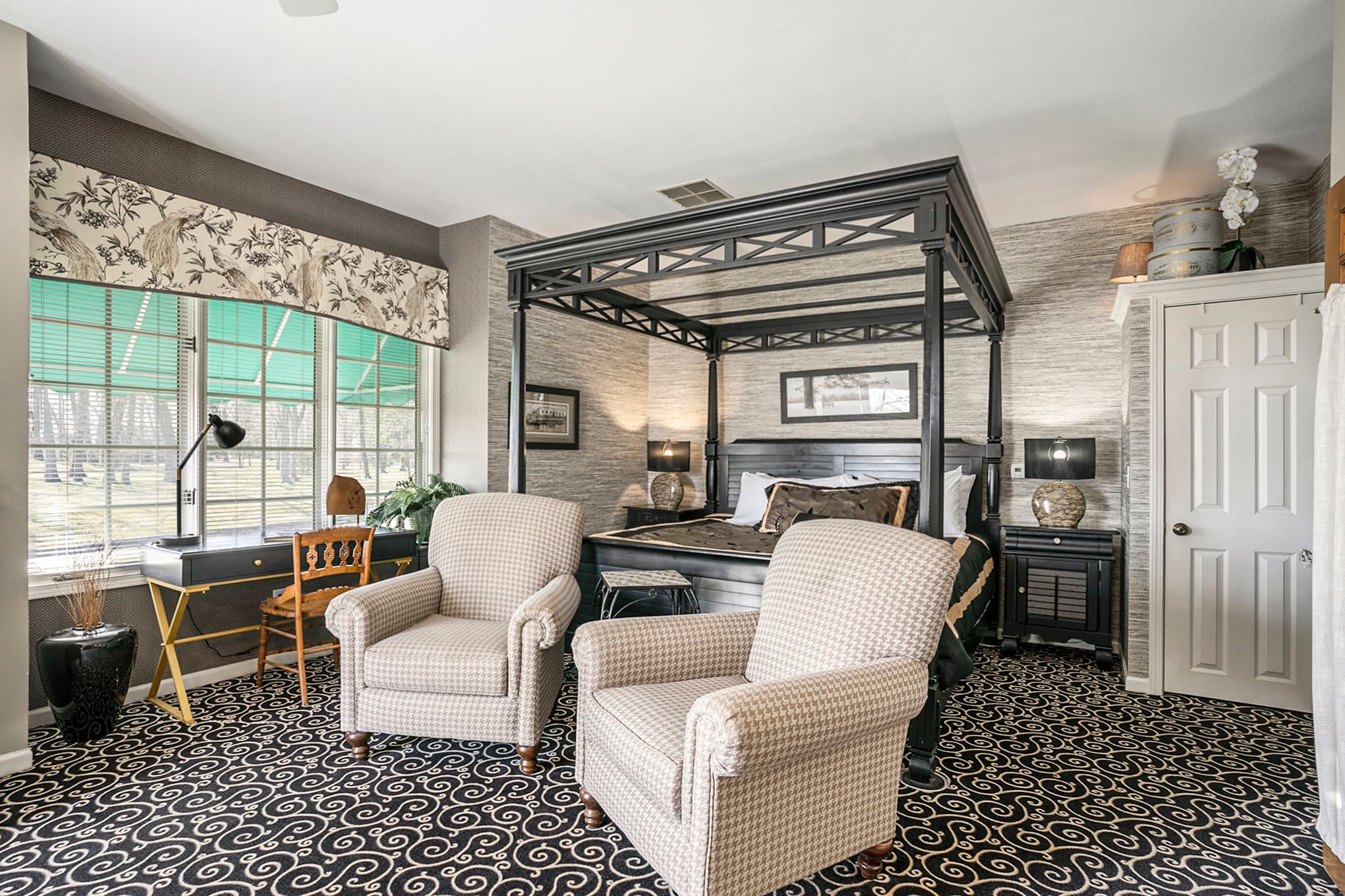 Black king plantation bed w/canopy